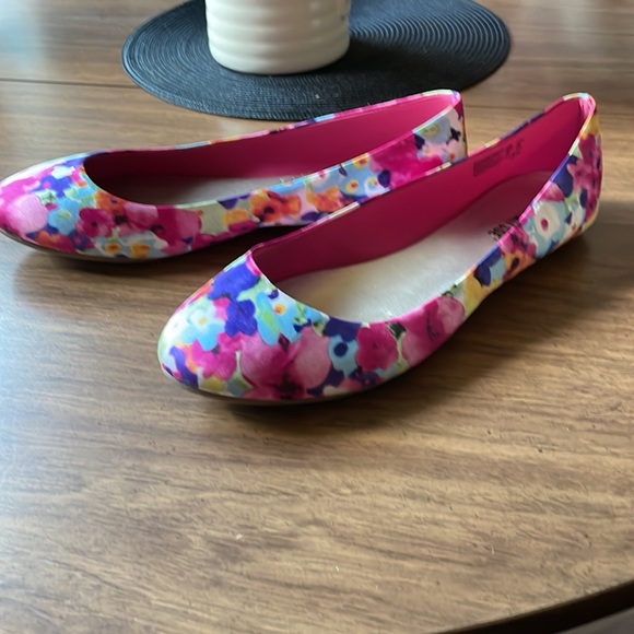 Multi colored flats - Picture 2 of 5